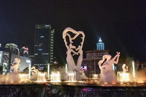 杭州武林广场好玩的吗